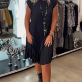 Karolina – Zwiewna plisowana sukienka na lato