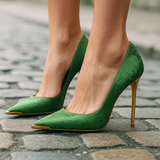 Verde Éclat™ – Szpilki z satyną i złotym czubkiem