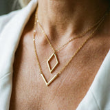 Elegancki Wisiorek z Geometricznym Wahadłem w Kształcie V