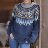 Barbara – Zimowy sweter z nordyckim wzorem na ramionach